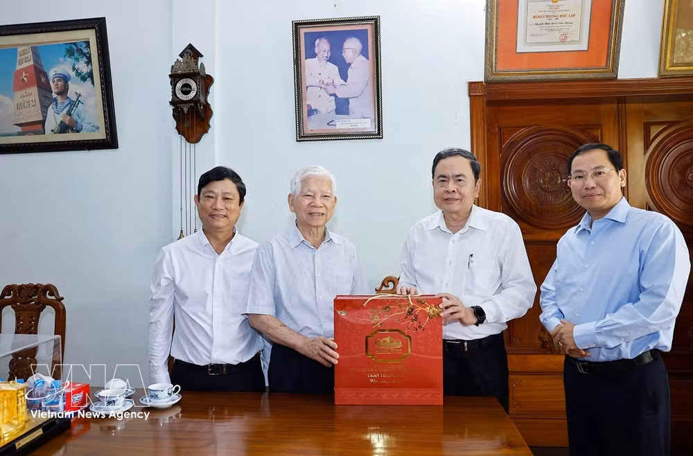 vnanet-vna-potal-chu-tich-quoc-hoi-tran-thanh-man-tham-chuc-tet-nguyen-lanh-dao-dang-nha-nuoc-8588246.jpg