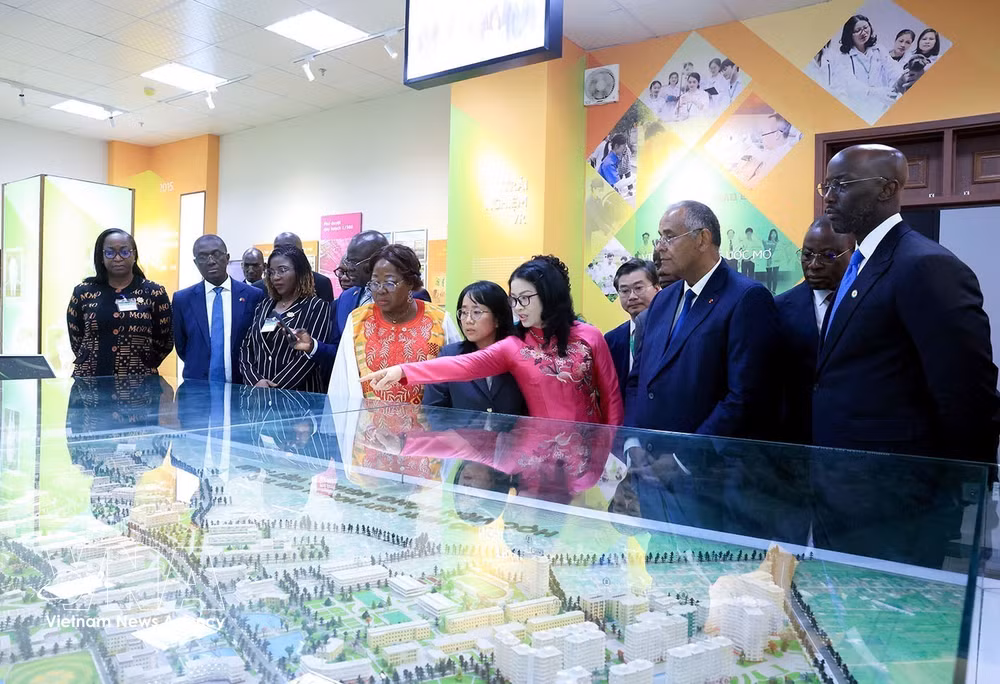 vnanet-potal-chu-tich-quoc-hoi-cote-divoire-tham-lam-viec-tai-hoc-vien-nong-nghiep-viet-nam-8978335-1.jpg