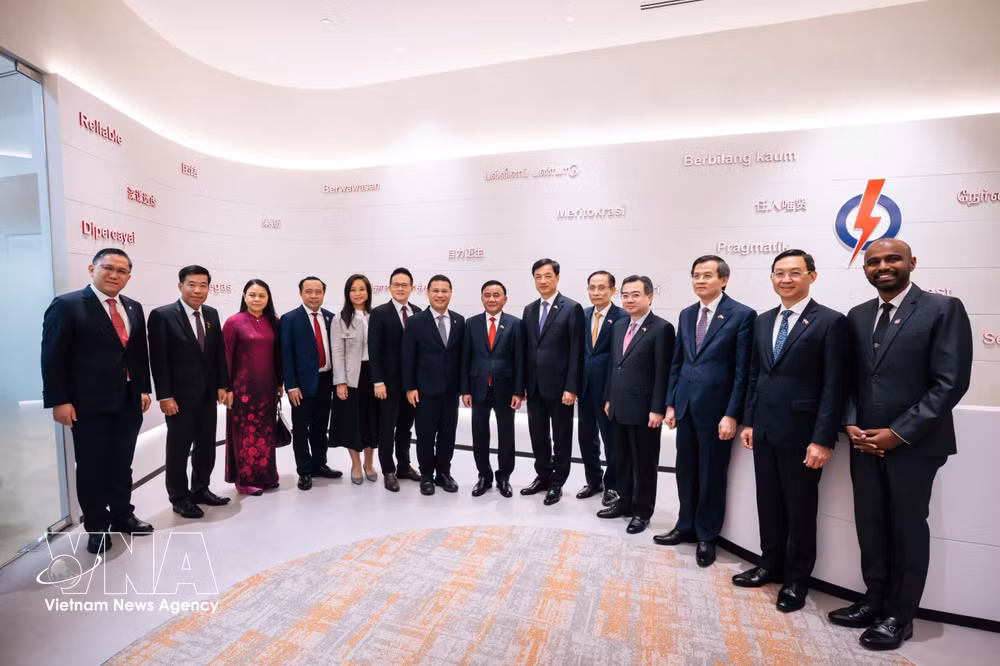 vnanet-potal-thuong-truc-ban-bi-thu-tran-cam-tu-hoi-kien-chu-tich-dang-hanh-dong-nhan-dan-singapore-8977885-1.jpg