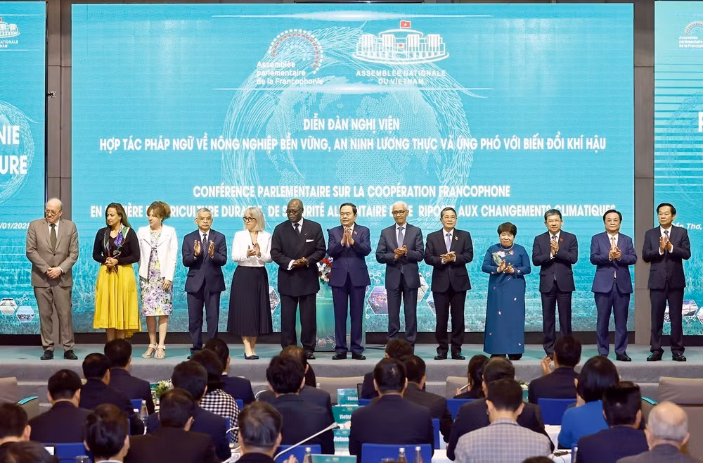 vna-potal-chu-tich-quoc-hoi-du-dien-dan-nghi-vien-hop-tac-phap-ngu-ve-nong-nghiep-ben-vung-7818755.jpg