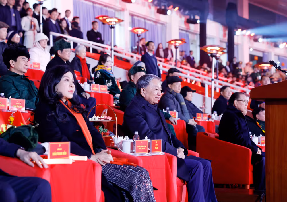 vna-potal-tong-bi-thu-to-lam-du-chuong-trinh-nghe-thuat-dac-biet-duoi-la-co-ve-vang-cua-dang-8548958-1.jpg