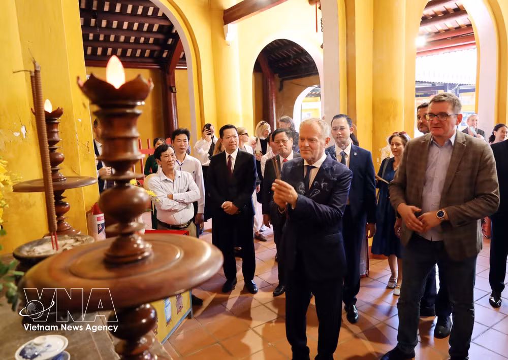 vnanet_potal-thu-tuong-ba-lan-donald-tusk-tham-va-giao-luu-voi-nguoi-dan-pho-co-hoi-an-9109531-2.jpg