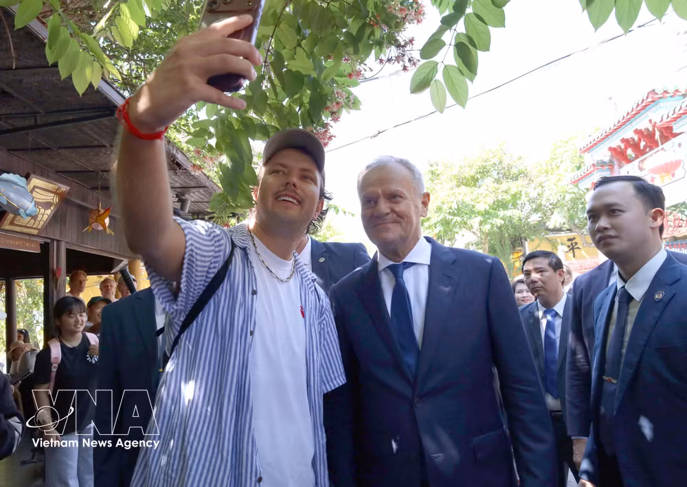 vnanet_potal-thu-tuong-ba-lan-donald-tusk-tham-va-giao-luu-voi-nguoi-dan-pho-co-hoi-an-9109531-1.jpg