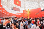 逾数十万民众涌入越南展览中心，踊跃参观体验。图自越通社