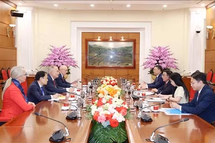 越南共产党与匈牙利工人党一致加强多领域交流合作