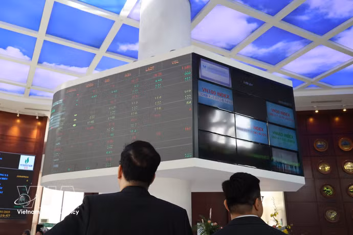投资者在HOSE交易所盯盘。图：越通社