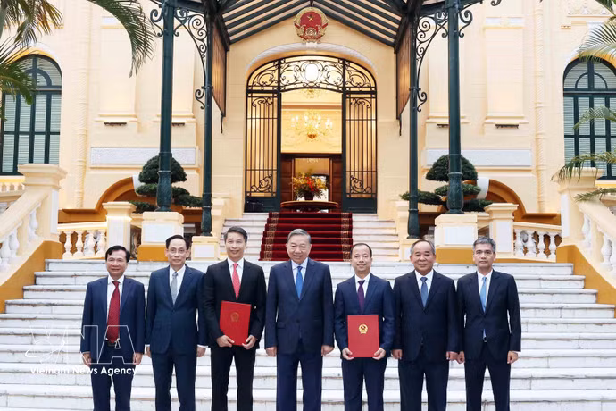 越共中央总书记、国家主席苏林向两名越南驻外大使颁发任命决定 图自越通社