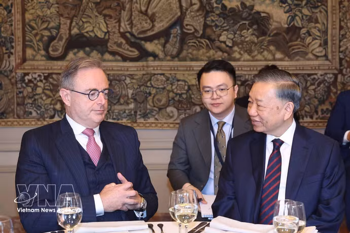 小范围会见结束后，越共中央总书记、国家主席苏林出席比利时首相巴尔特·德·韦弗举行的会谈及招待会。图自越通社