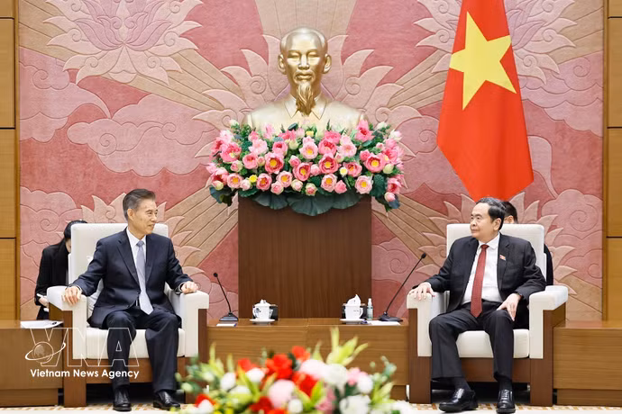 越南国会主席陈青敏会见中国全国人大财政经济委员会主任委员钟山 图自越通社